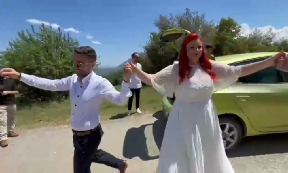 Φθιώτιδα: Γαμπρός και νύφη έδωσαν ρεσιτάλ - Μετά την εκκλησία έσυραν το χορό μέσα στο δρόμο